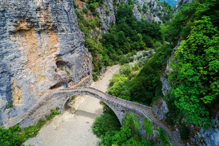 旧的 KokkoriNoutsou 拱形石桥上 Vikos 峡谷，Zagor