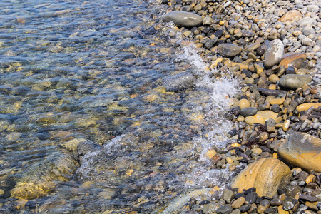 海和水下的鹅卵石在海滩。卵石背景