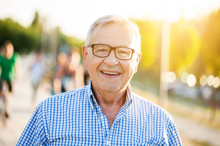 高级男子户外