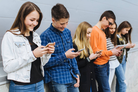 在室外使用手机的青少年群体