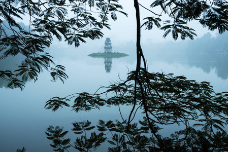 在越南河内市中心的湖