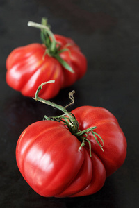 成熟的西红柿，在黑色的背景