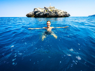 开心的少年在大海   夏季