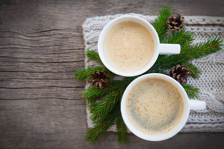 两杯热咖啡泡沫与圣诞节树站上图片