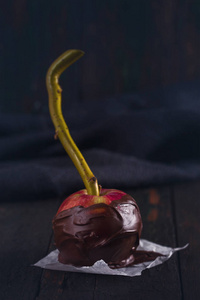 一个红色的苹果在黑巧克力图片