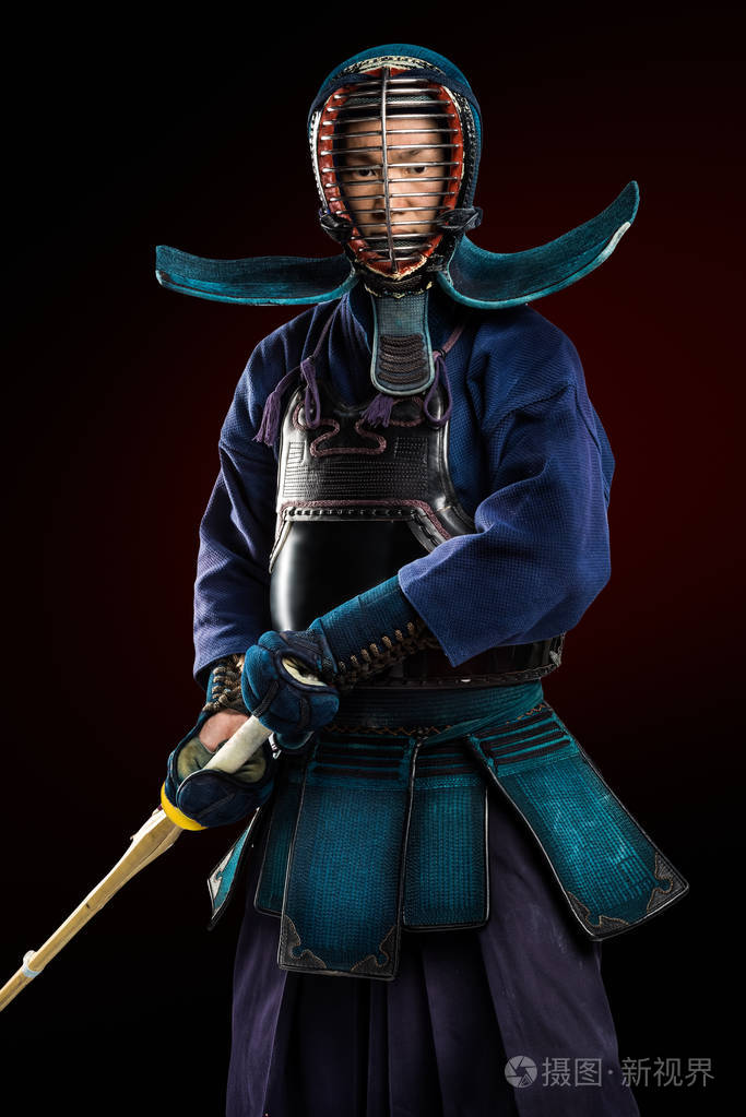 男性传统剑道盔甲与西奈(竹剑).