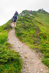 景观，旅游，旅游。游客去爬山。水平框架