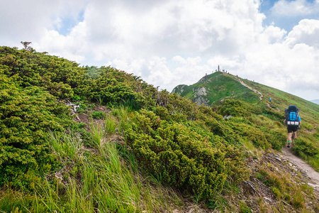 景观，旅游，旅游。游客去爬山。水平框架