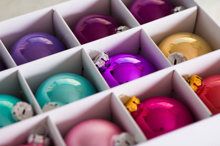 许多美丽圣诞彩球在白色的盒子图片