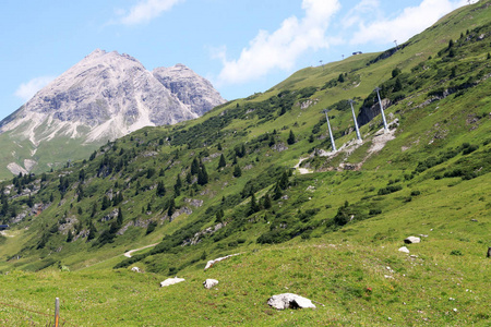 奥地利阿尔卑斯山区，在欧洲也是非常受欢迎的滑雪胜地在冬天