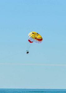 由一艘船在海中拉扯的彩色的 parasail 翼