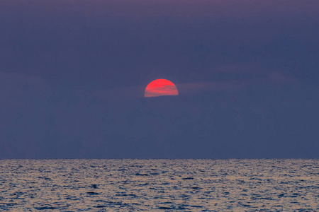 在海上日落