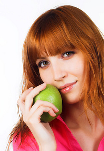 美丽的年轻女子，举行一个绿色苹果