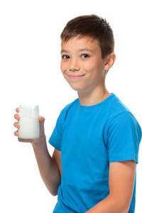 男孩喝牛奶