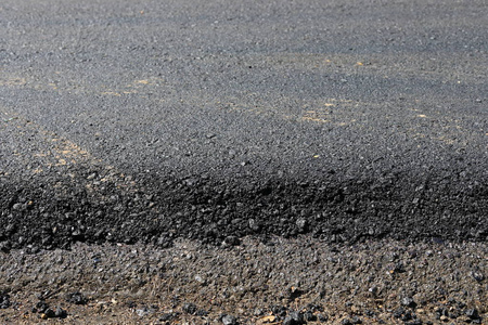 黑色的沥青施工道路表面水平与停机坪