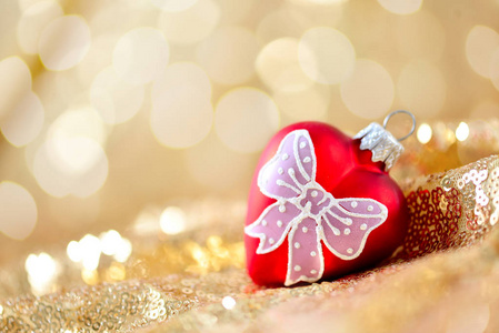 圣诞节的背景下，新的一年红色的心形装饰上金色亮片抽象模糊的假日景背景