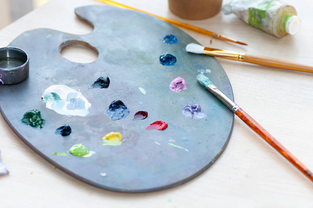 绘画肮脏的涂料刷躺在一个调色板，用油漆
