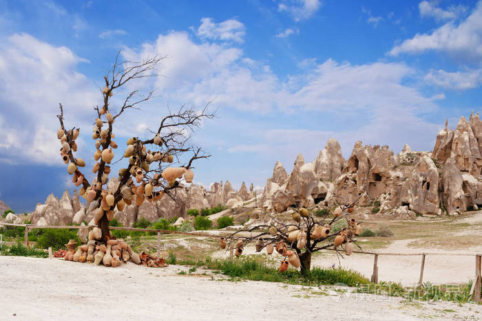 陶器挂在一棵树上的路边，格雷梅。Cappadoc