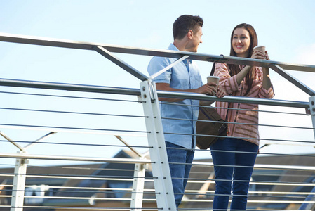 对年轻的夫妇谈桥中拿着外卖的城市设置