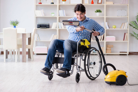 那个残疾人用真空吸尘器清洁的家