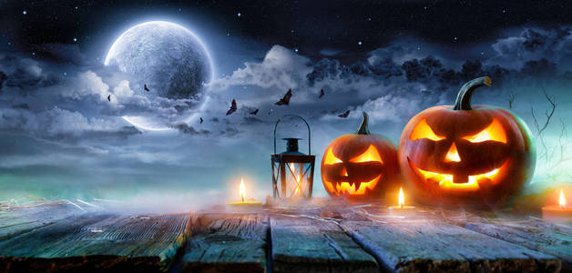 在幽灵般的夜晚万圣节的场景在月光下发光的杰克 O 灯笼