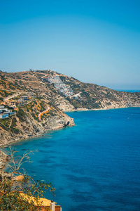 美丽的希腊海景，在阳光明媚的日子。北克里特岛，马利亚以东的地方