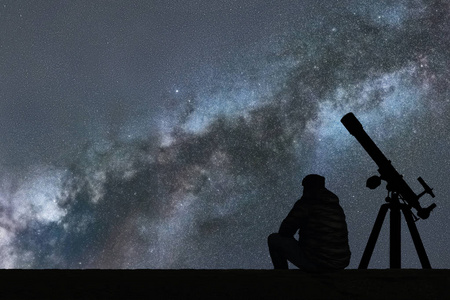 男人望着星星,天文望远镜.银河星空照片