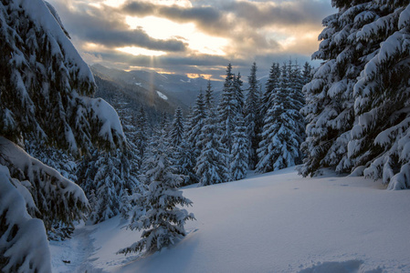 一场暴风雪后戏剧性山风景图片