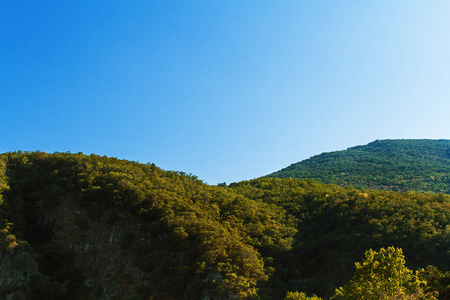 在晴朗的天气里美丽的山景观