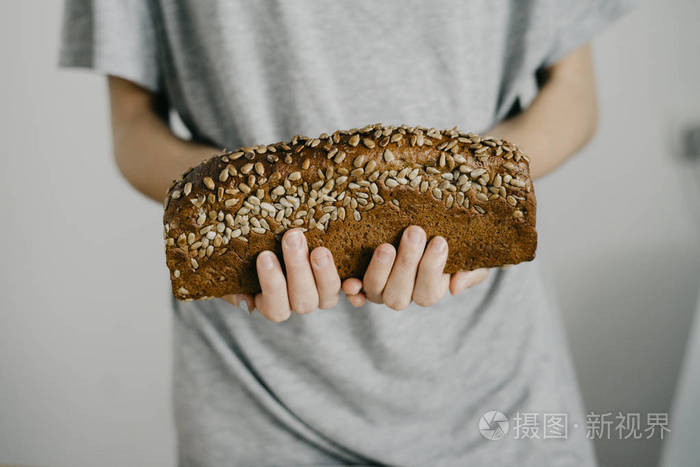 女人抱着自制的面包