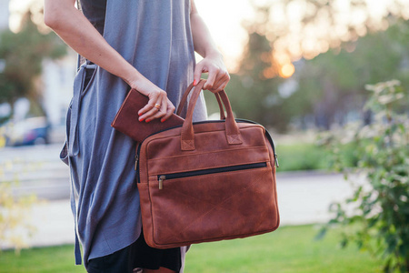 女人寻找她的手提包里的东西照片