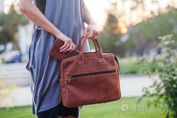 女人寻找她的手提包里的东西