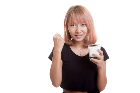 健康的亚洲女人，喝一杯牛奶