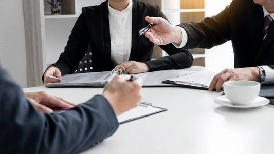 商人与商人在办公室进行面试照片