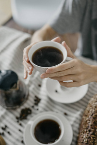 在女人手上的咖啡杯子