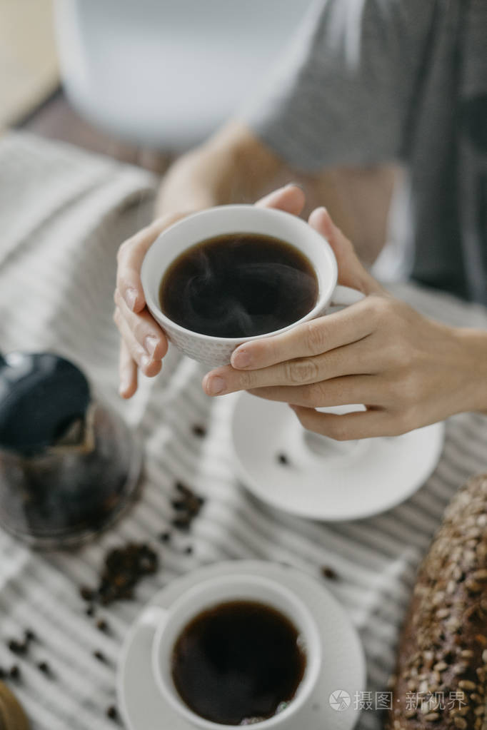 在女人手上的咖啡杯子