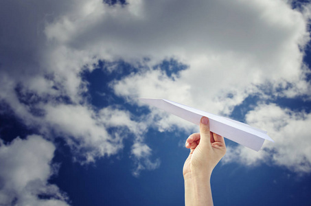 人生梦想飞向梦想的生活方式与天空的纸飞机的手照片