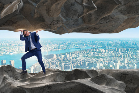 支持在压力下的石头的商人照片