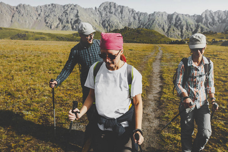 组的徒步旅行者漫步之旅旅行迷航概念夏天山区平原