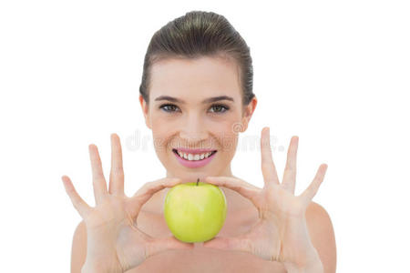 笑容可掬的自然棕发模特抱着苹果