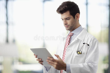 手持数字平板电脑的医生