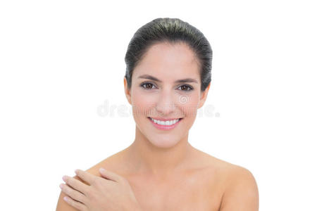 微笑着裸露的黑发女人摸着左肩图片