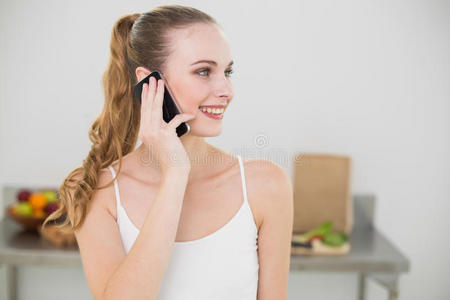 微笑的年轻女子在智能手机上聊天