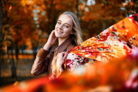 秋风中戴着围巾的快乐少女