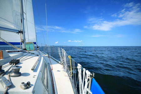 在蓝海中航行的帆船。旅游业
