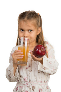 小女孩一只手拿着一杯苹果汁