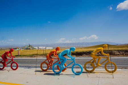 彩色自行车手雕塑图片