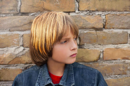 愁眉苦脸的孩子照片