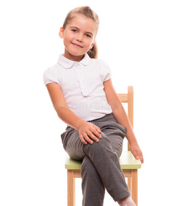 坐在椅子上微笑的小女孩