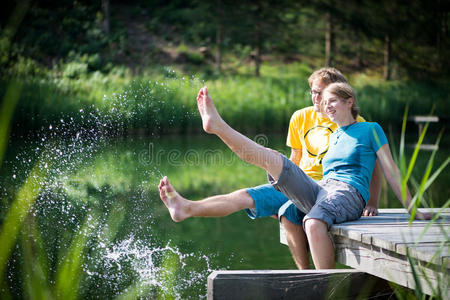年轻夫妇在湖边泼水